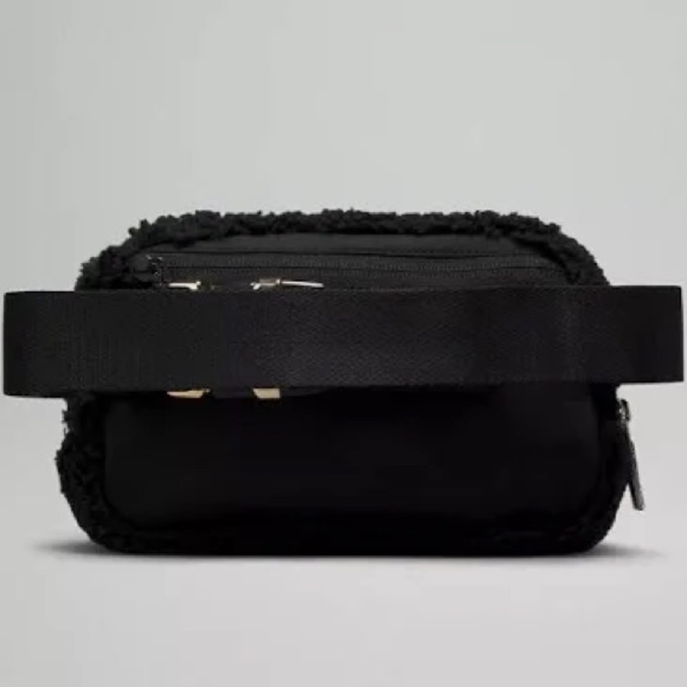 NWT Lululemon Fleece White Opal/Gold Hardware
Everywhere Belt Bag 1L brand new - Picture 4 of 6